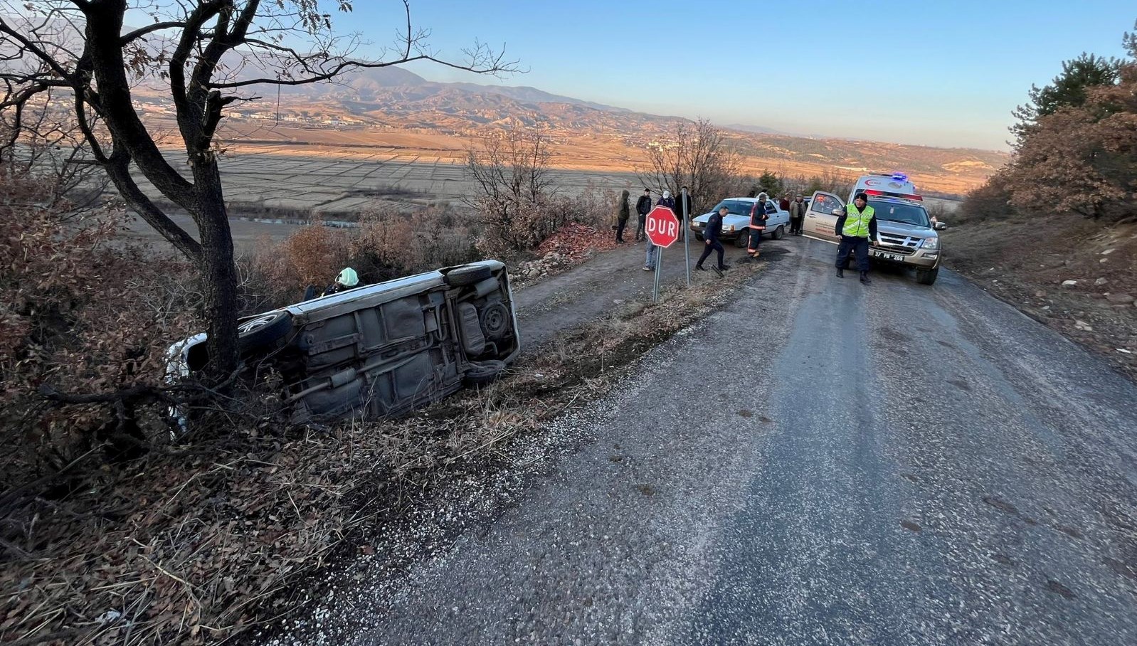 Otomobil şarampole devrildi: 2 kişi yaralandı